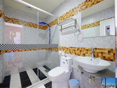 台東市にある台東市安慶67套房館歡迎短租長租のバスルーム(トイレ、洗面台、シャワー付)