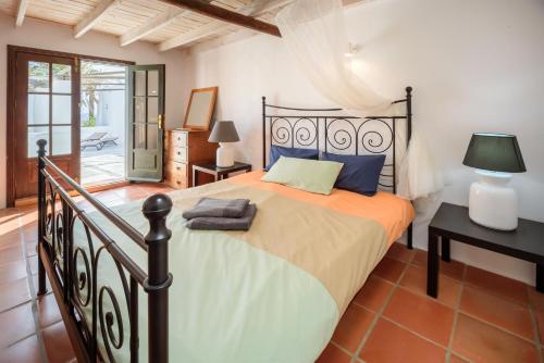 Postel nebo postele na pokoji v ubytování Lanzahost Finca Mojon