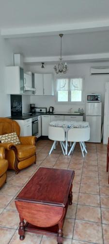 cocina y sala de estar con mesa. en Carestella, en Porto Vecchio