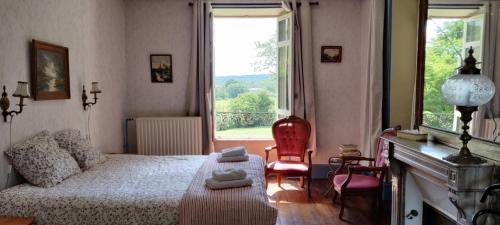 um quarto com uma cama e uma janela em Domaine du Castellare em Le Chalard