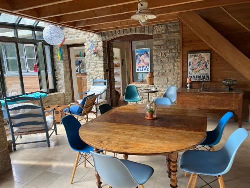 une salle à manger avec une table et des chaises en bois dans l'établissement Gîte 3 étoiles, jusqu'à 7 personnes proche Puy du Fou, à Treize-Vents