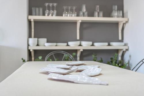 Una mesa blanca con dos servilletas blancas. en Villa Marina 34, en Colonia de Campos