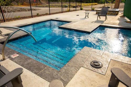 - une piscine d'eau bleue dans la cour dans l'établissement LUX Modern Chalet, Pool & Hot Tub, 10 Mins to the Mountain & Incredible Views, à Whitefish