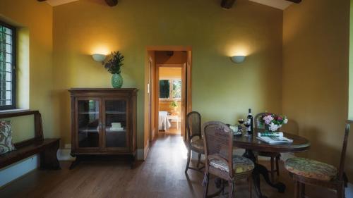 a dining room with a table and chairs in a room at CASALE DELL'OASI 12, Emma Villas in Gallese