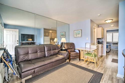 uma sala de estar com um sofá e uma mesa em First-Floor Brigantine Condo Steps to Ocean! em Brigantine