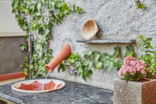 a person pouring sauce into a plate on a table at Casa Recanto da Horta - Casas com EnCanto in Reguengos de Monsaraz
