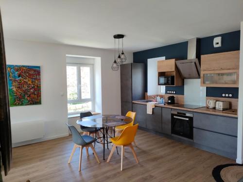 een keuken en eetkamer met een tafel en stoelen bij Maison de Kerangall in Brest