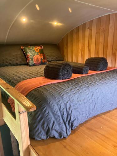 Gallery image of Shepherds Hut in a private meadow with sea views in Hartland