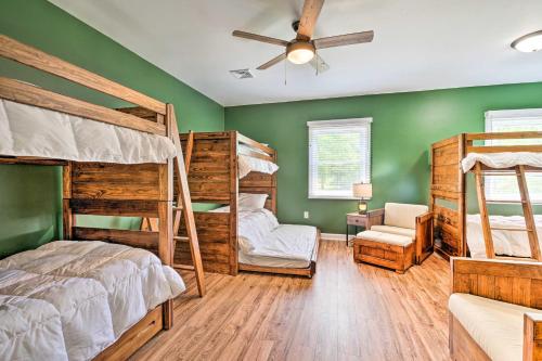 Двох'ярусне ліжко або двоярусні ліжка в номері East Stroudsburg Home with Fire Pit and Private Pond