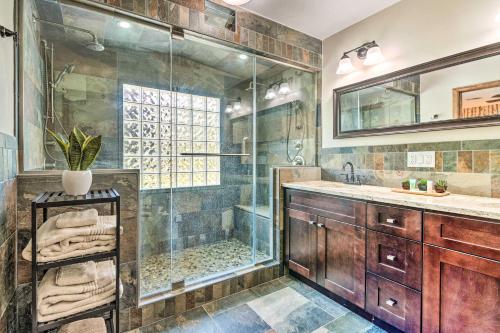 Bathroom sa East Stroudsburg Home with Fire Pit and Private Pond