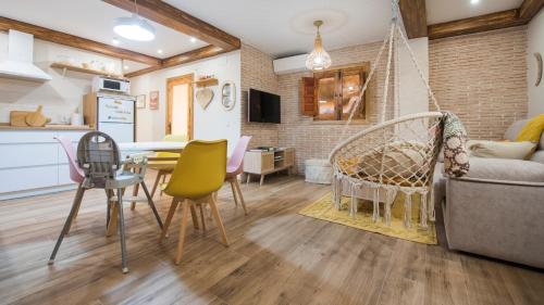 een keuken en een woonkamer met een tafel en stoelen bij Apartamento ruh sara by Toledo AP in Toledo