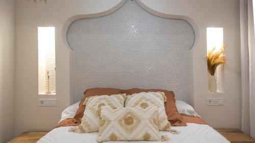 a white bed with two pillows on top of it at Apartamento ruh sara by Toledo AP in Toledo