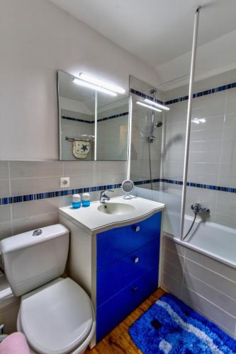une salle de bain avec toilettes, lavabo et baignoire dans l'établissement Très jolie maison sur golf proche mer, à Talmont-Saint-Hilaire