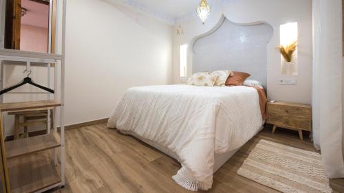 a bedroom with a bed with a white bedspread at Apartamento ruh sara by Toledo AP in Toledo