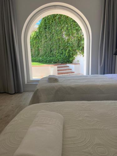 um quarto com uma janela grande e uma cama em Casa Pitta Charm Villa em Santarém