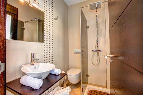 a bathroom with a sink toilet and a shower at Villa Claraboya Sea View by Villa Plus in Torrox Costa