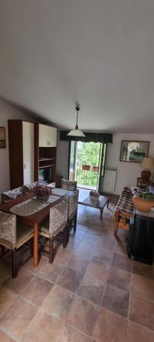 a large living room with a table and chairs at Casavacanza al castello 2 in Villetta Barrea