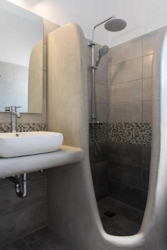 un bagno con lavandino e doccia di Thalassea Sifnos apartments a Platis Yialos Sifnos