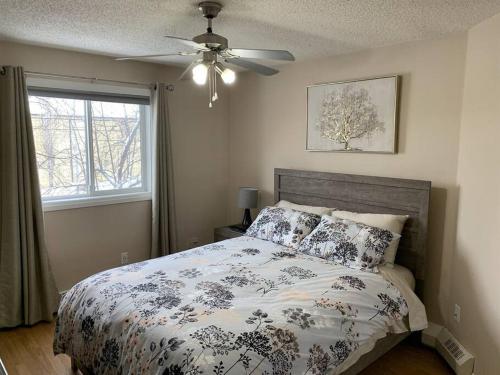 Chris Cozy Condo Commonwealth Edmonton tesisinde bir odada yatak veya yataklar