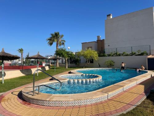 Bazén v ubytovaní Villa de lujo con piscina alebo v jeho blízkosti
