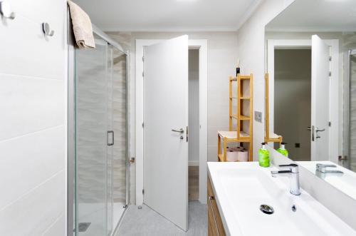 a bathroom with a sink and a shower at New apartment in the neighborhood of Amara. in Loyola