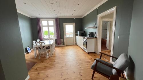 a kitchen and dining room with a table and chairs at Sjögatan 21, in Gränna
