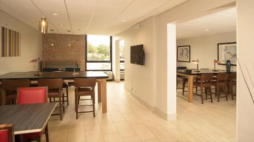 uma sala de jantar com mesa e cadeiras e uma sala de jantar em Holiday Inn Express - San Antonio Airport, an IHG Hotel em San Antonio