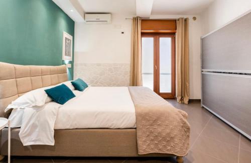 1 dormitorio con 1 cama grande y TV en B&B Civico 8, en Pompeya