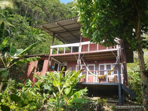 una piccola casa in mezzo a una foresta di Casa Origen a El Valle
