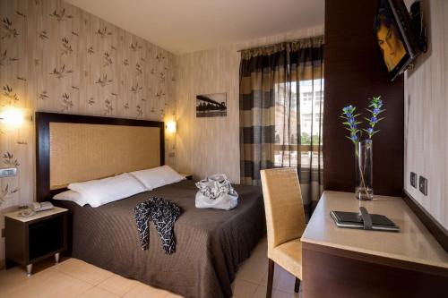Un pat sau paturi într-o cameră la Hotel Dei Mille