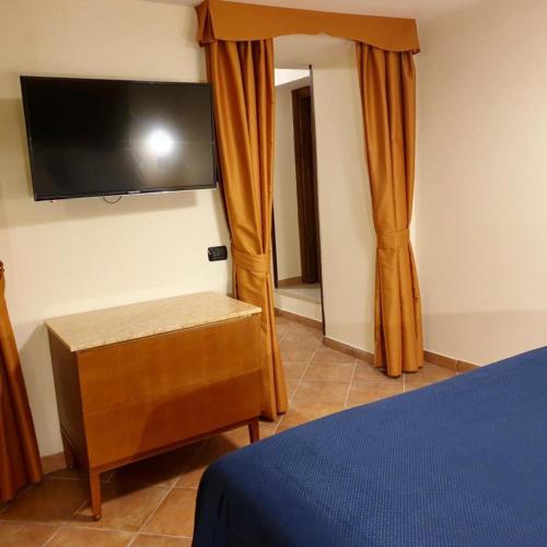 a bedroom with a bed and a flat screen tv at Residence l'Incanto in Piano di Sorrento