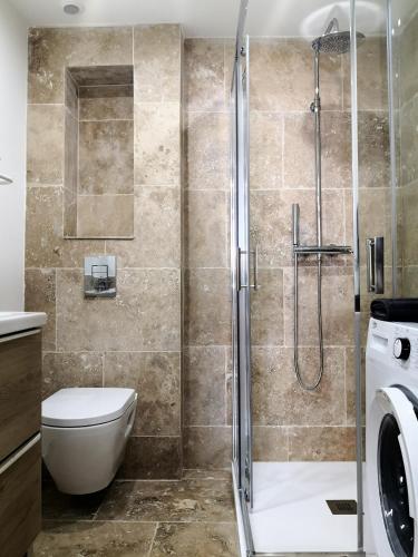 une salle de bain avec douche et toilettes dans l'établissement Orange Théâtre Studio, à Orange