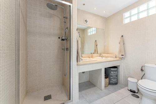 een badkamer met een douche, een toilet en een wastafel bij Sol y Paz, Nice apartment with amazing location in Marbella
