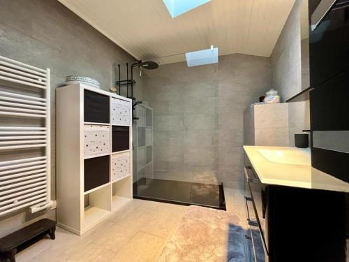 uma cozinha com um lavatório e um chuveiro num quarto em Maison/ Loft familial à Etretat em Étretat