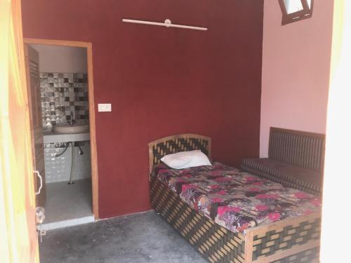 Postel nebo postele na pokoji v ubytování GANESH GUEST HOUSE