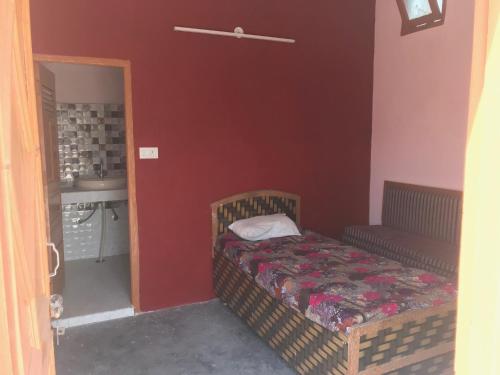 Postel nebo postele na pokoji v ubytování GANESH GUEST HOUSE