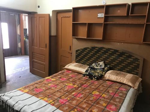 Postel nebo postele na pokoji v ubytování GANESH GUEST HOUSE