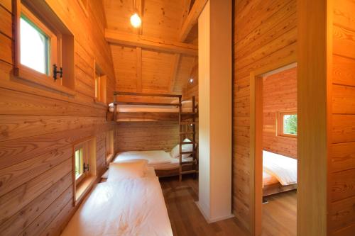 מיטה או מיטות קומותיים בחדר ב-Granaries Pear & Walnut