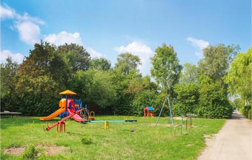 Herní místnost nebo prostor pro děti v ubytování Pet Friendly Home In Scherpenisse