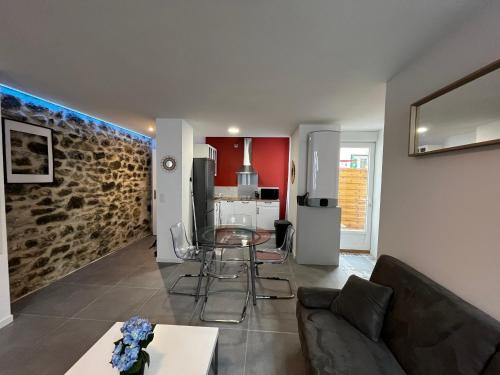 un salon avec un canapé et une table dans l'établissement Escapade dans grand T2 de charme avec terrasse - Proche Gare et Centre ville, à Lourdes