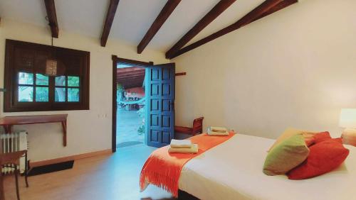 a bedroom with a bed with an orange blanket at Finca La Casita en entorno natural in Arafo