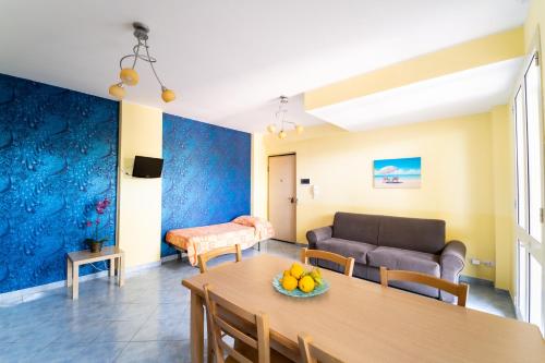 Le Ville della Contea -Vacation rentals في ماسكالي: غرفة معيشة مع طاولة وأريكة