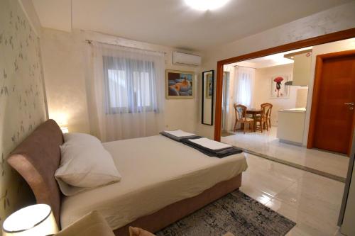 Un pat sau paturi într-o cameră la Apartments Daki