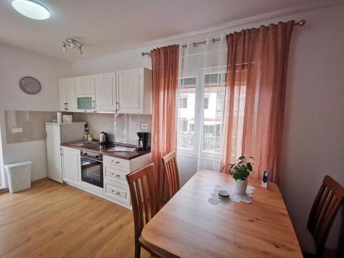eine Küche mit einem Holztisch und einem Esszimmer in der Unterkunft Apartman Anchor in Pakoštane