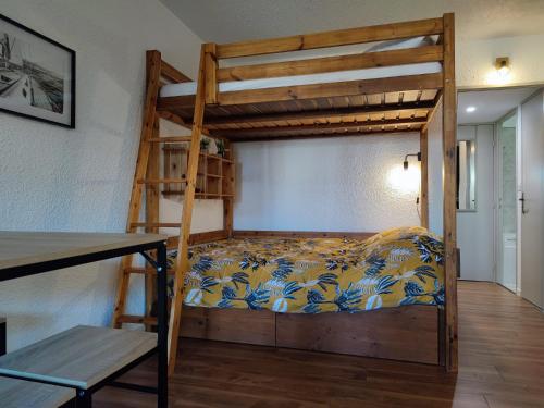 une chambre avec un lit superposé et un bureau dans l'établissement Escale à Gruissan au coeur de la Marina, à Gruissan