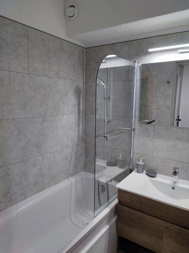 une salle de bain avec une baignoire, un lavabo et une douche dans l'établissement Escale à Gruissan au coeur de la Marina, à Gruissan