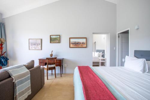 um quarto de hotel com uma cama e uma secretária em 20 Good Summers Farm Stay em The Crags