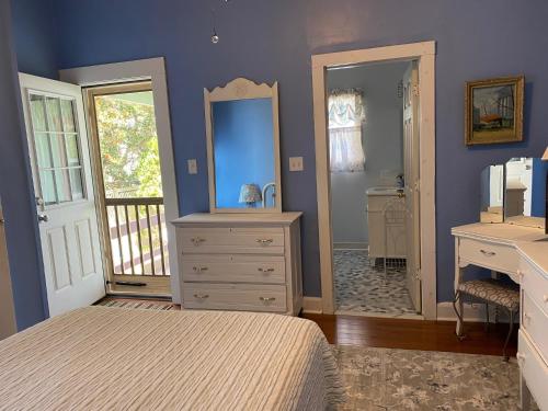 Gallery image of First floor, 2 bedrm 2 bath, sleeps 6, Parking available, walk to Beach & Shop in Cape May