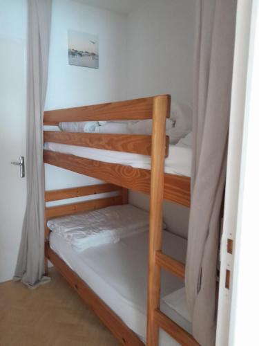quelques lits superposés dans une chambre dans l'établissement Appartement Fort-Mahon Plage, à Fort-Mahon-Plage