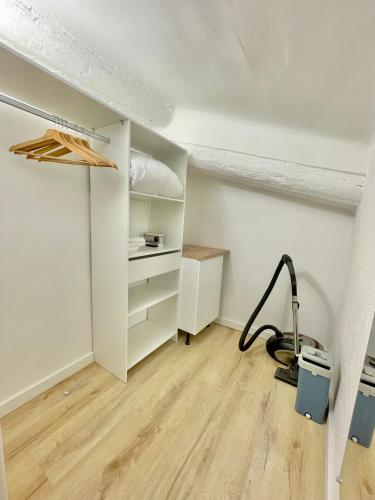 une pièce vide avec un placard et un bureau dans l'établissement Studio moderne au cœur de Hyeres, à Hyères